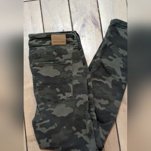 American Eagle camo crop pants size 6
